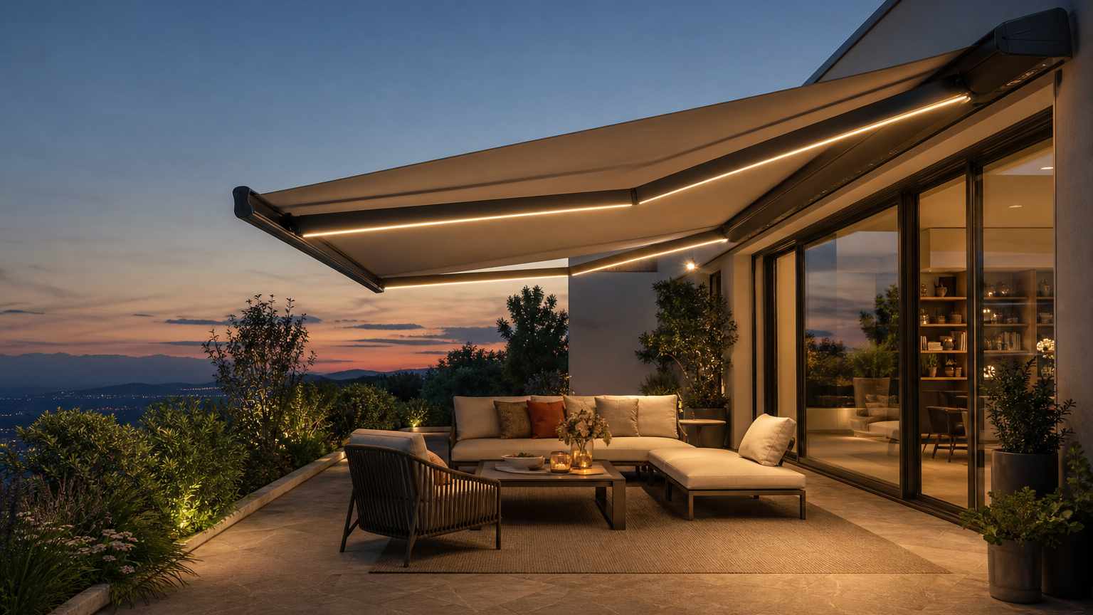 Ausgefahrene Kassettenmarkise mit warm-weißem LED-Licht über einer Terrasse am Abend